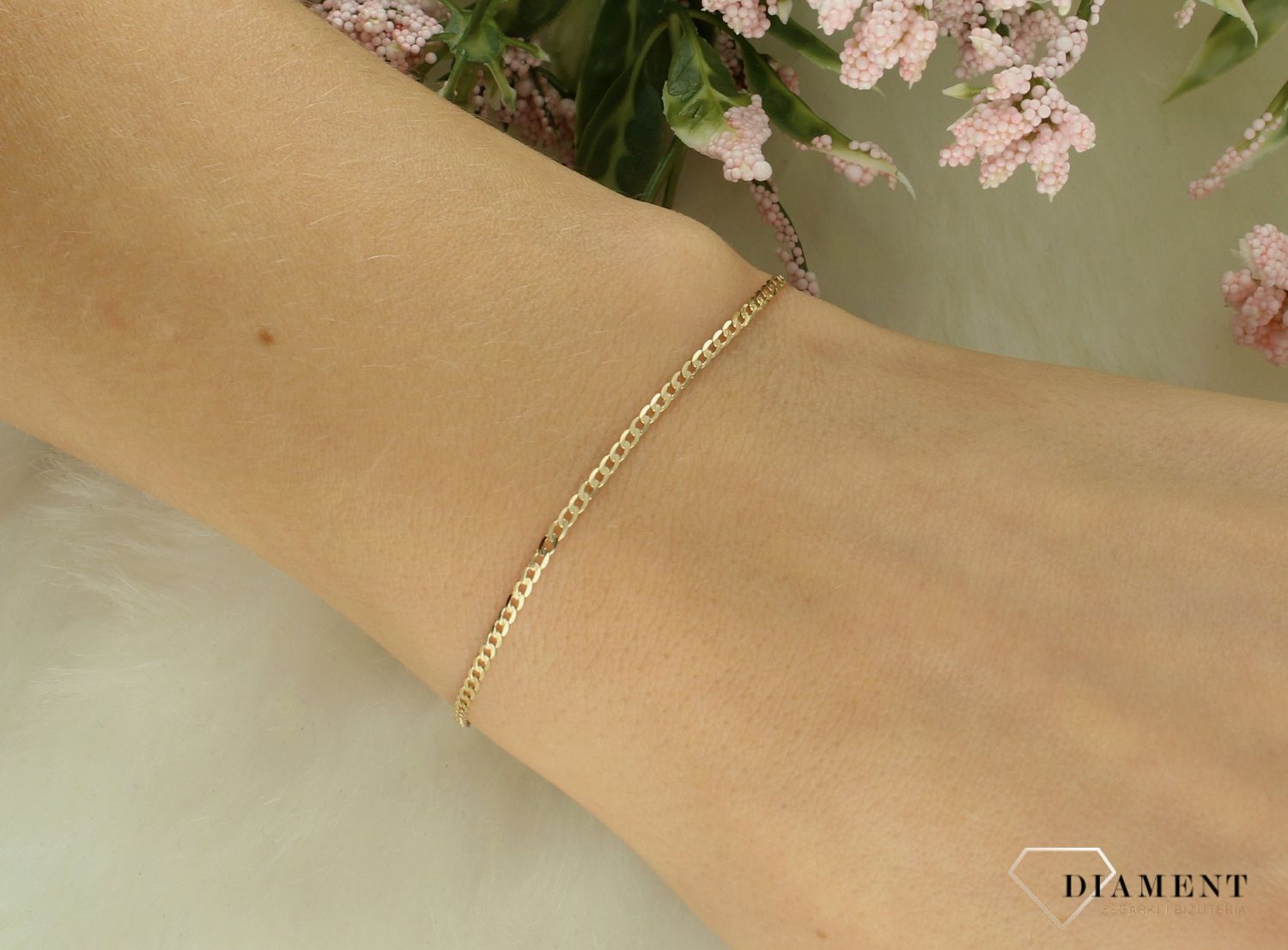 Złota bransoletka delikatna pancerka DIA-BRA-12652PAVE-040-585 1,5mm Bransoletka w takiej formie to ciekawy model bransoletki, który z pewnością zachwyci kobiety eleganckie, pełne klasy. Złota bransoleta o tradycyjnym.jpg